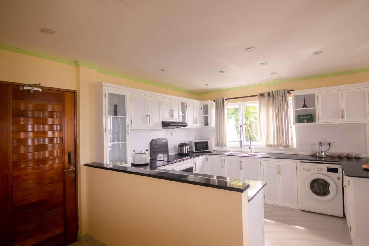 Azamat Self-Catering Apartment Pointe La Rue Екстериор снимка